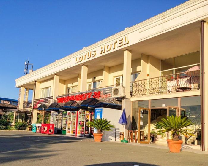 Lotus Family Hotel - Free Parking Slântsjev Brjag Eksteriør bilde