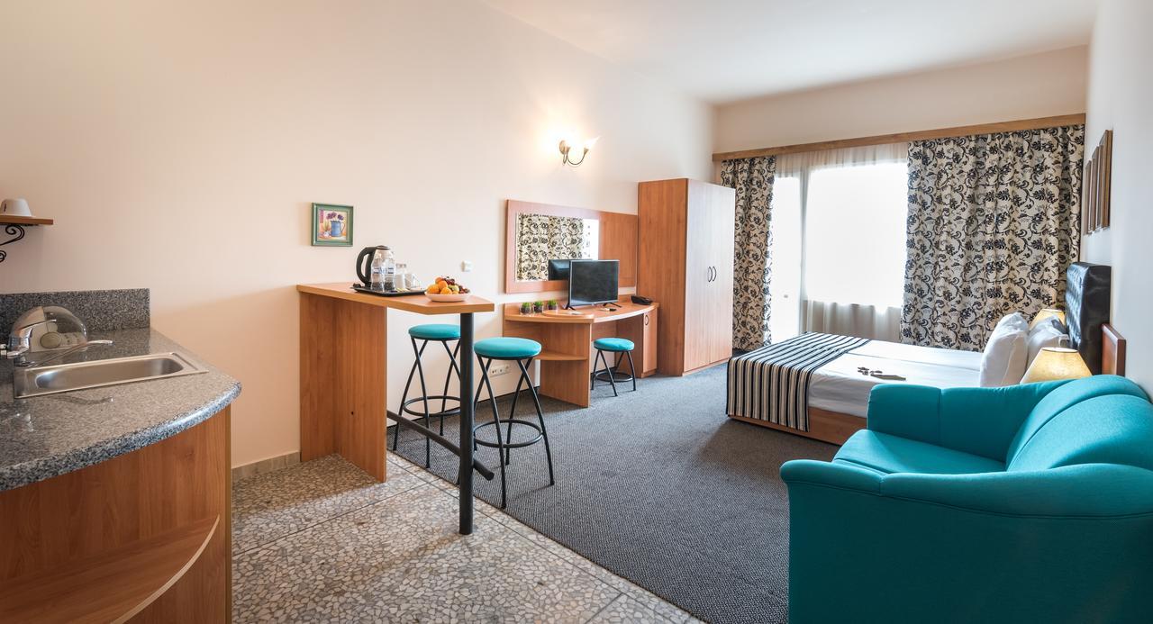 Lotus Family Hotel - Free Parking Slântsjev Brjag Eksteriør bilde